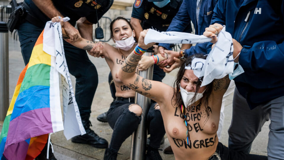 Activistas de Femen protestan contra la homofobia frente al Congreso 4