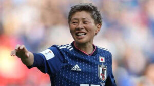 Trans soccer player Kumi Yokoyama proposes to his girlfriend in the middle of the stadium