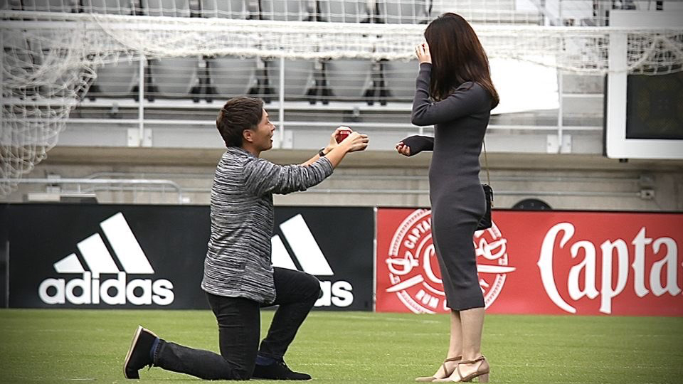 El futbolista trans Kumi Yokoyama pide matrimonio a su novia en medio del estadio