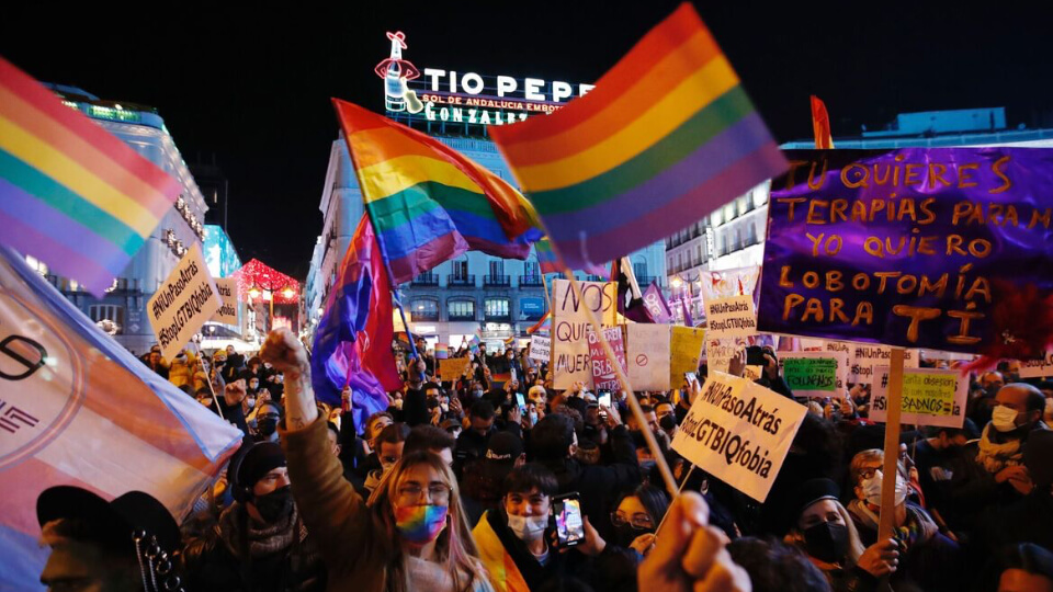 Vox no logra derogar las leyes LGTBI en Madrid