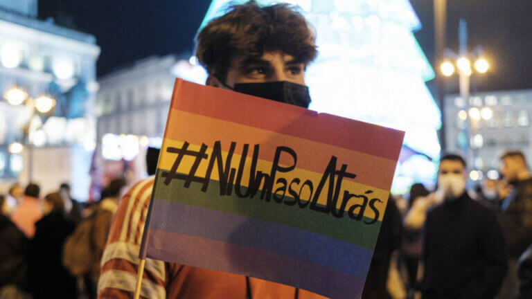 Vox no logra derogar las leyes LGTBI en Madrid