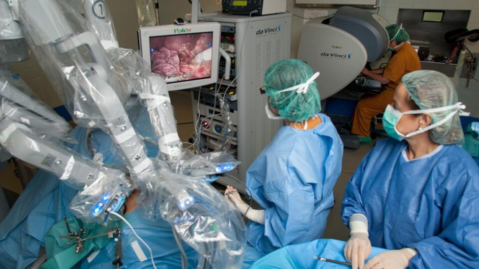 Primo intervento chirurgico robotico di “riassegnazione del sesso” in Europa