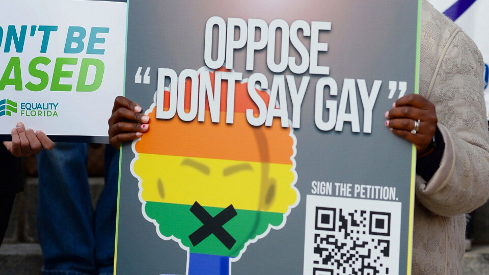 O gobernador de Florida asina a polémica lei "Non digas gay".