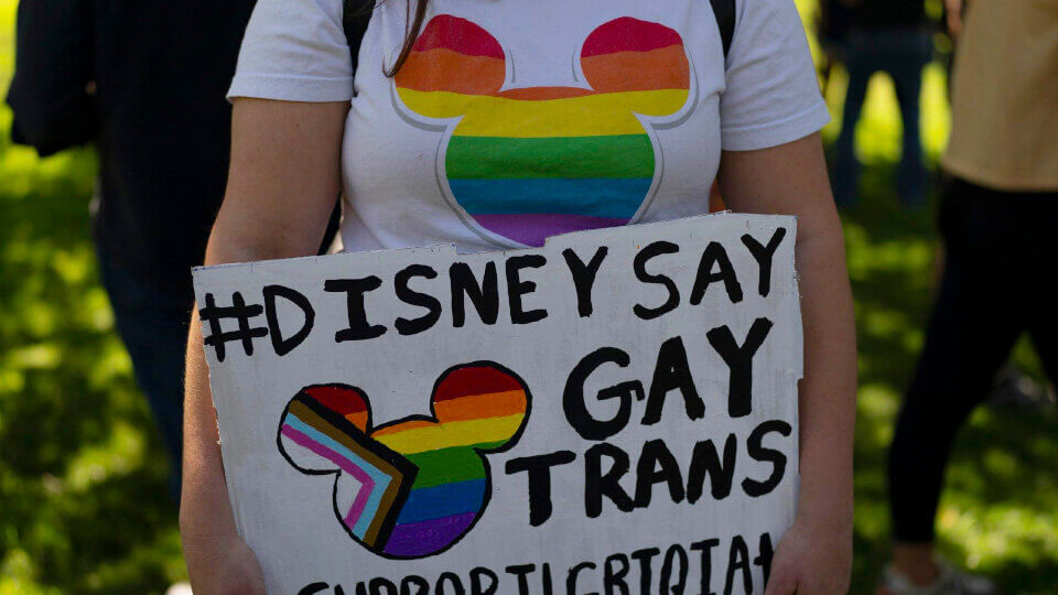 O gobernador de Florida asina a polémica lei "Non digas gay".