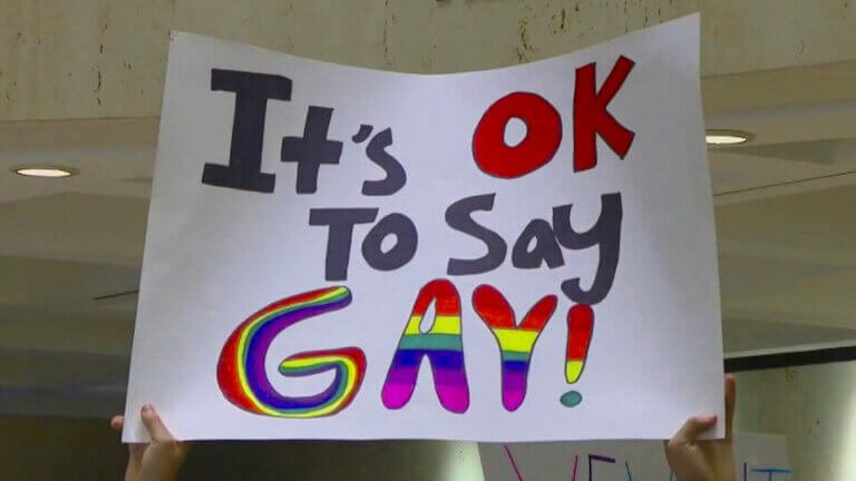 Il governatore della Florida firma la controversa legge "Non dire gay".