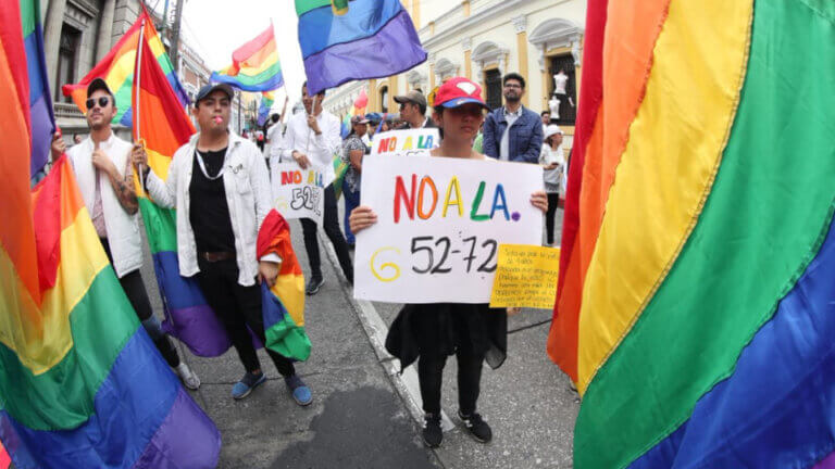 Guatemalak ezkontza berdina debekatzen zuen lege polemikoa artxibatu du