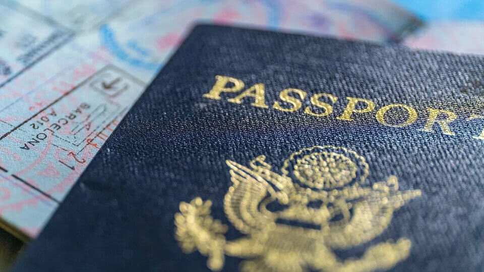 Estatu Batuek X generoa duen kutxa bat sartzen dute pasaporteetan