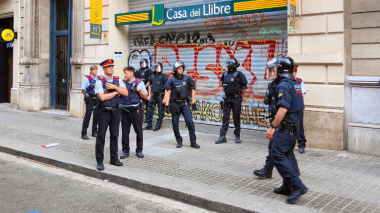 The Mossos charge against LGTBI activists in a protest against a transphobic book