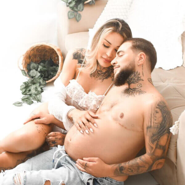 Homem trans grávida estrela campanha da Calvin Klein
