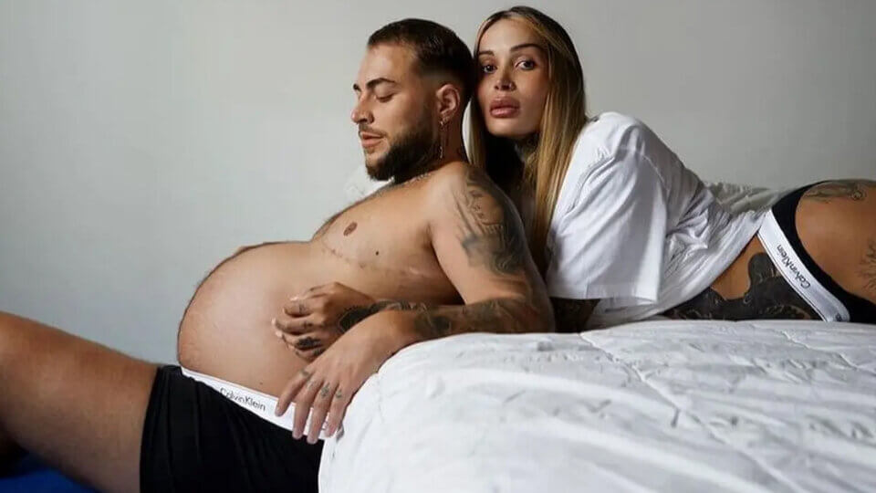 Un uomo trans incinta è il protagonista della campagna di Calvin Klein