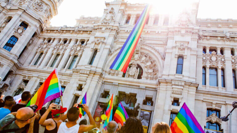 Almeida négase a colocar a bandeira LGTBI no Concello de Madrid