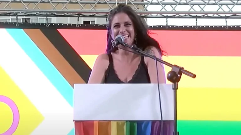El emocionante pregón de María Peláe en el Pride de Torremolinos