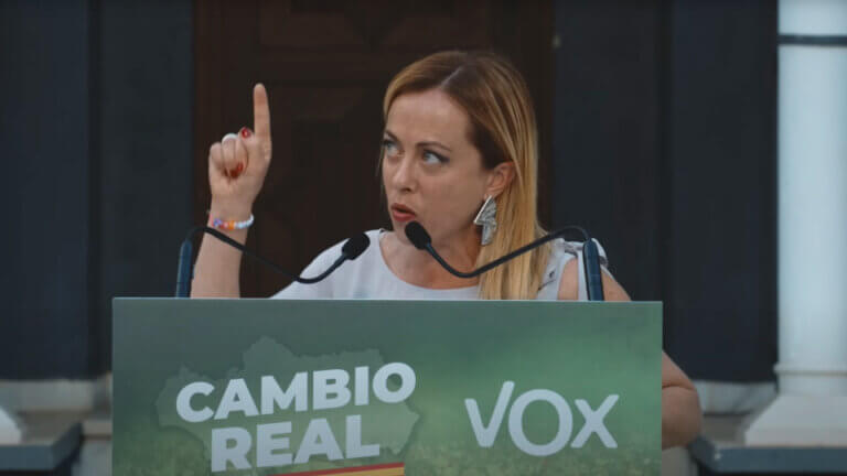 Giorgia Meloni carga contra o colectivo LGTBIQ+ nun mitin de Vox en Marbella