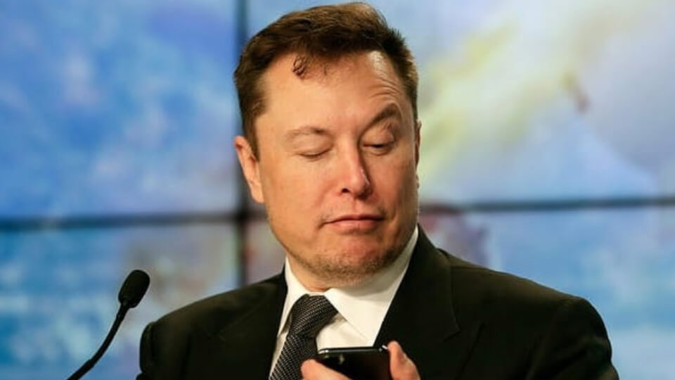 Elon Musken trans alabak bere abizena aldatzen du aitarekin hausteko