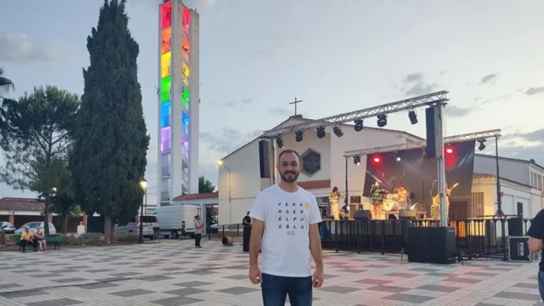 El orgulloso campanario de la iglesia de Vivares
