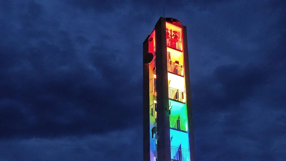 El orgulloso campanario de la iglesia de Vivares