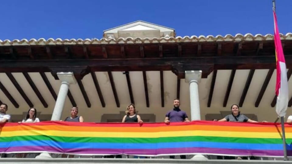 Drei wegen Verbrennung der LGTBI-Flagge in Ajofrín (Toledo) verhaftet