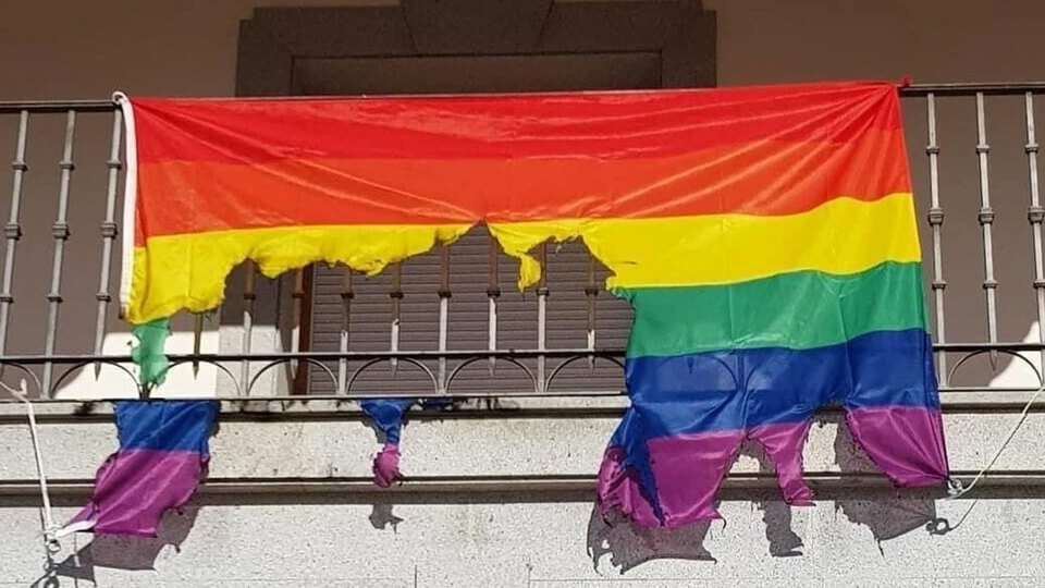 Three arrested for burning the LGTBI flag in Ajofrín (Toledo)
