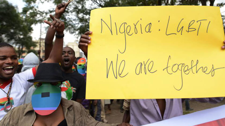 Nigerian hiru gay lapidaz heriotzara kondenatu zituzten