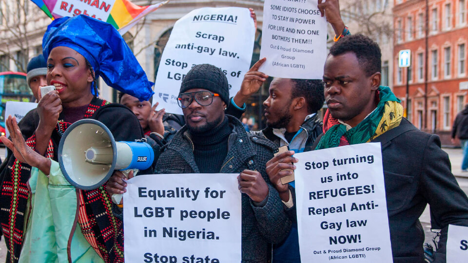 Nigerian hiru gay lapidaz heriotzara kondenatu zituzten