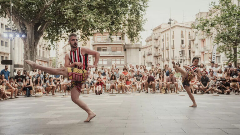 Um grupo de dançarinos sofre um ataque homofóbico em Figueres