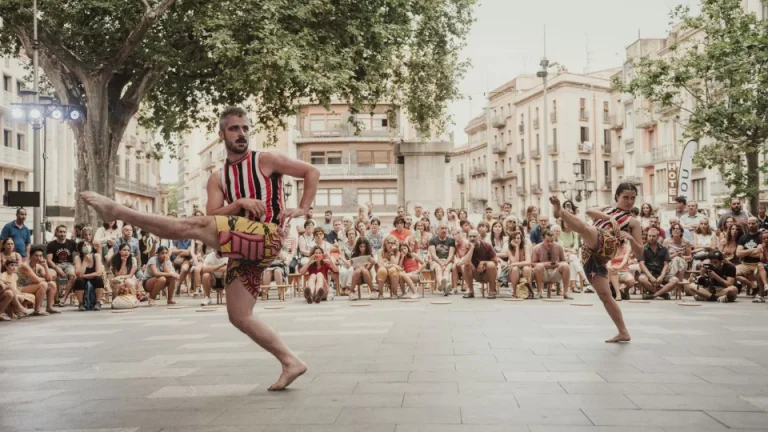 A group of dancers suffers a homophobic attack in Figueres