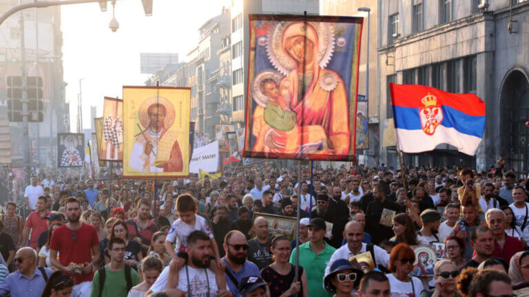 Migliaia di ortodossi marciano contro l'Europride in Serbia