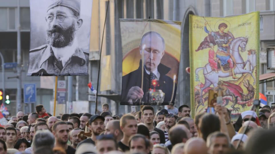 Miles de ortodoxos marchan contra Europride en Serbia