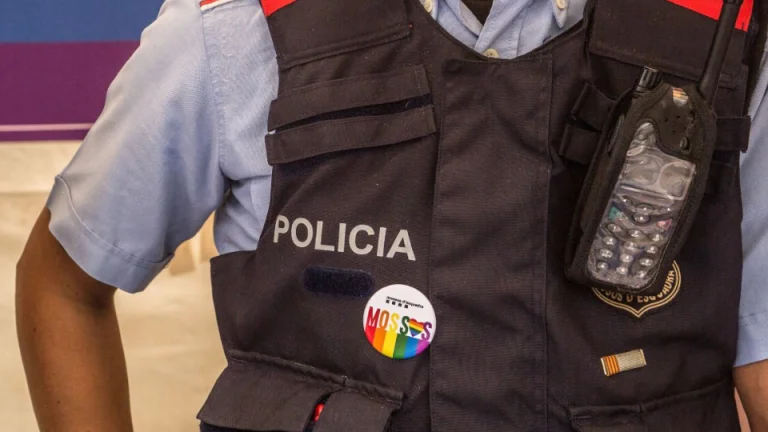 Tres detenidos por amenazar e insultar durante dos años a un joven homosexual en Roses