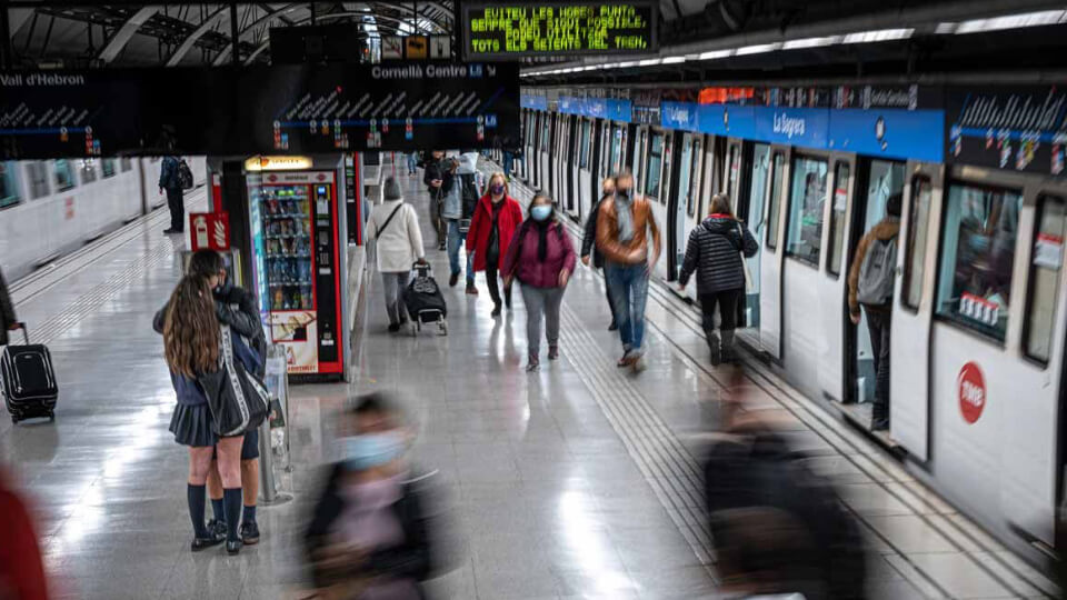 Detinguts cinc joves per una agressió homòfoba al metro de Barcelona
