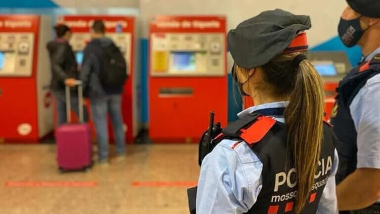Detidos cinco mozos por un atentado homófobo no metro de Barcelona