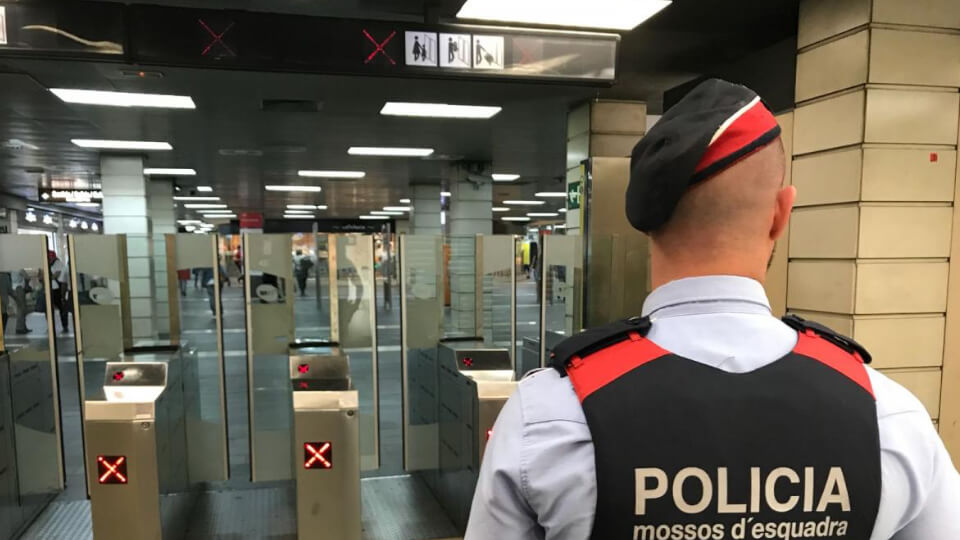 Detidos cinco mozos por un atentado homófobo no metro de Barcelona