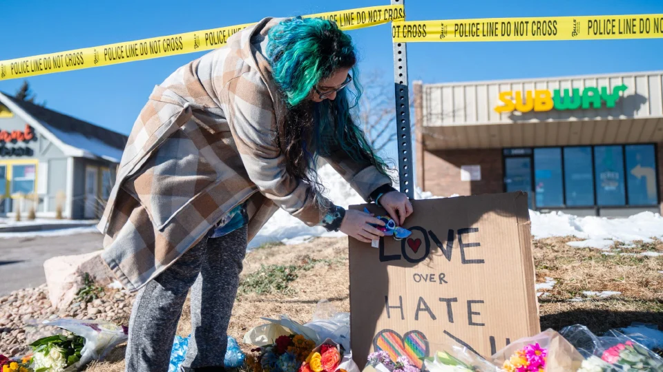 Al menos cinco muertos y 25 heridos por un tiroteo en un club LGBTIQ+ de Colorado (EEUU)