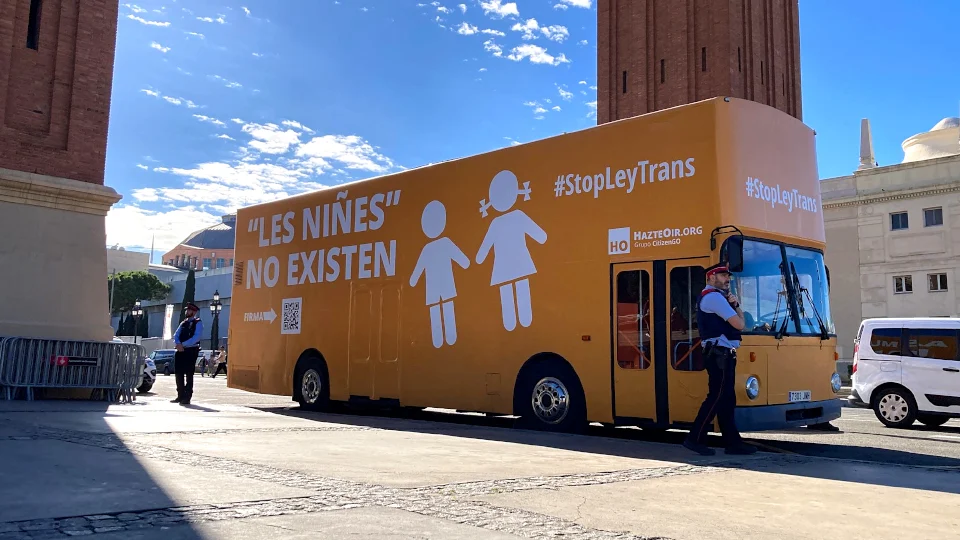 The Mossos immobilize the transphobic bus of Hazte Oír in Barcelona