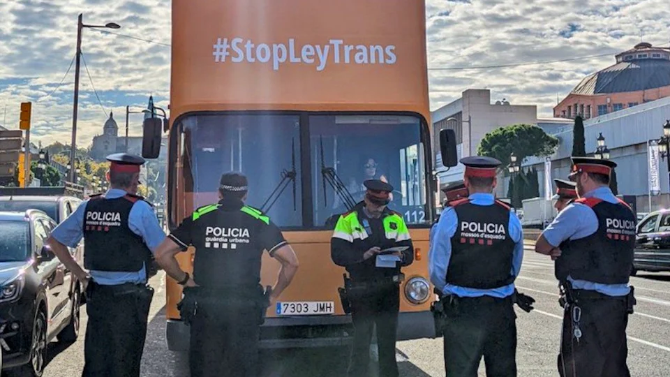 Los Mossos inmovilizan el autobús tránsfobo de Hazte Oír en Barcelona