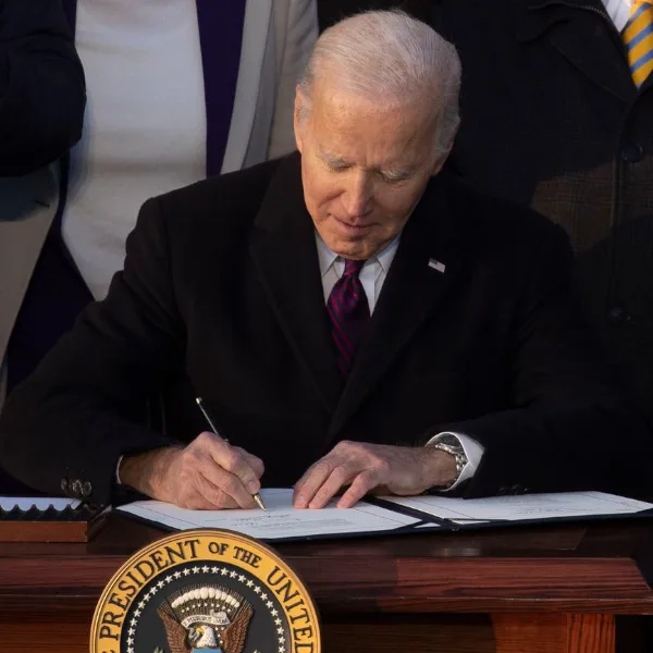 Bidenek ezkontza berdintasunezko legea sinatzen du