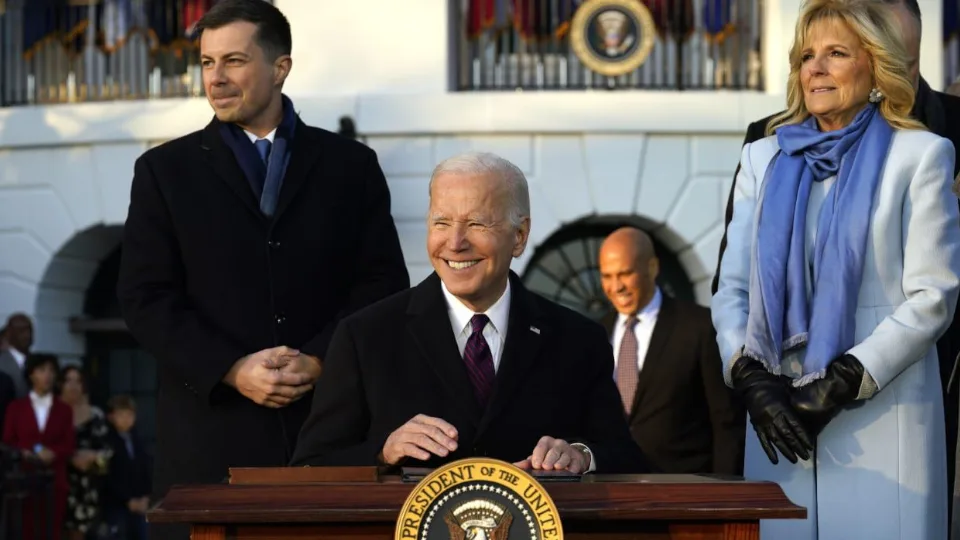 Biden asina a lei do matrimonio igualitario