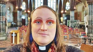 Bingo Allison se convierte en el primer sacerdote no binario de Inglaterra