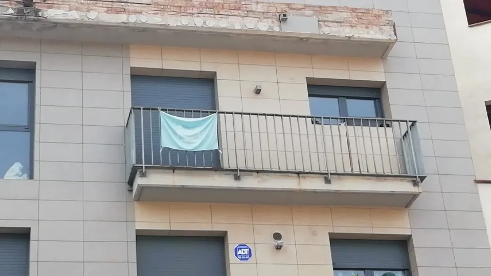 Il gemello morto dopo essersi gettato dal balcone a Sallent era in fase di cambio di genere