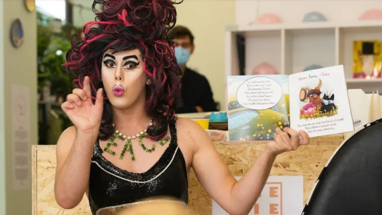 Polémica en la Tate Britain por programar la primera artista drag en leer cuentos a niños
