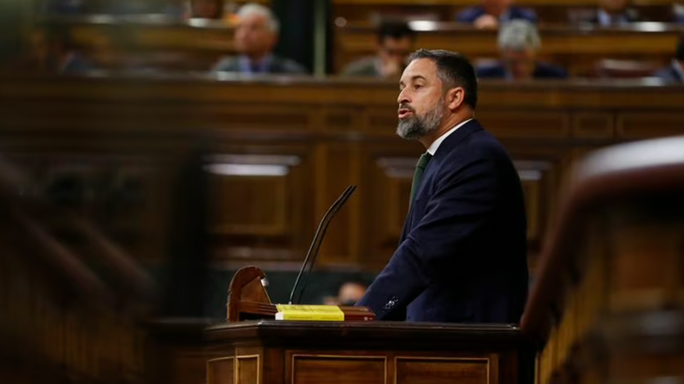 Abascal cualifica aos activistas LGTBI de "dexenerados" na moción de censura