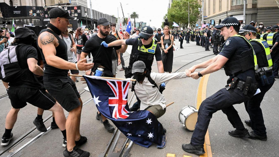 Australiak nazien agurra debekatuko du trans eskubideen martxan izandako liskarren ostean