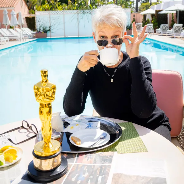 Jamie Lee Curtis verwendet das Neutralpronomen, um sich auf ihren Oscar zu beziehen