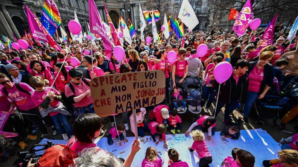 Meloni limita os dereitos parentais das parellas homosexuais