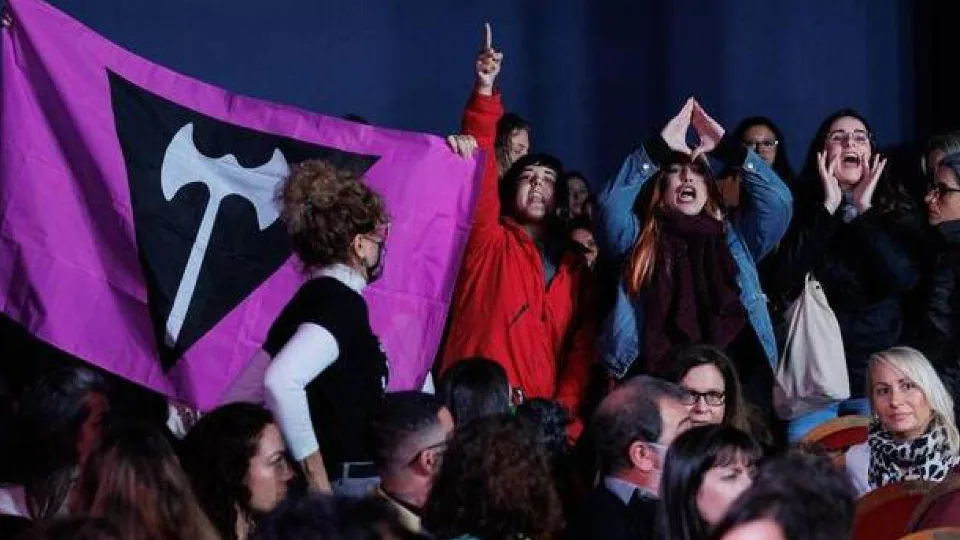 Women opposed to the trans law interrupt an act of Irene Montero on 8M