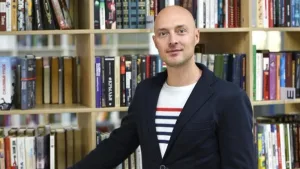 Vladímir Kosarevsky, el bibliotecario represaliado en Rusia por negarse a destruir libros LGTBI