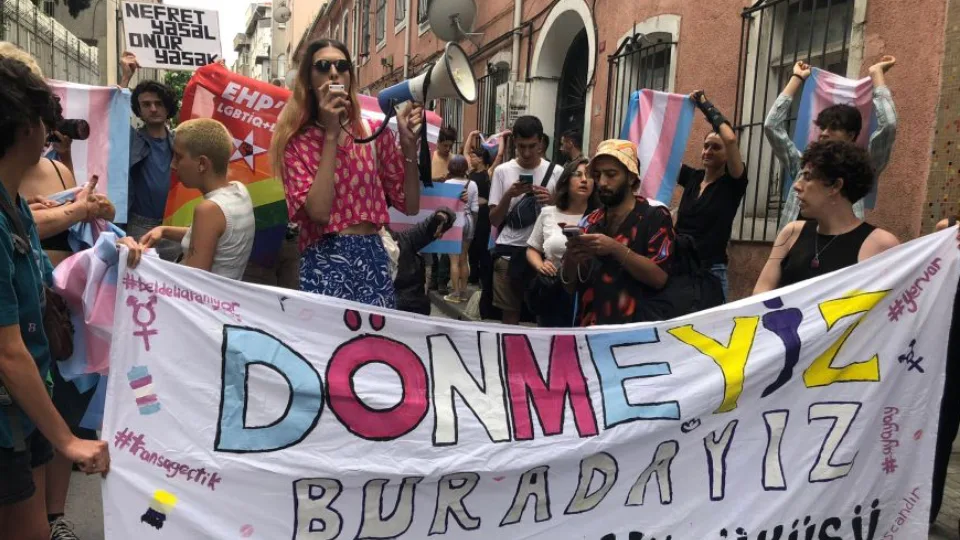 Detienen en Estambul a 8 activistas LGBTI en una marcha prohibida del Orgullo