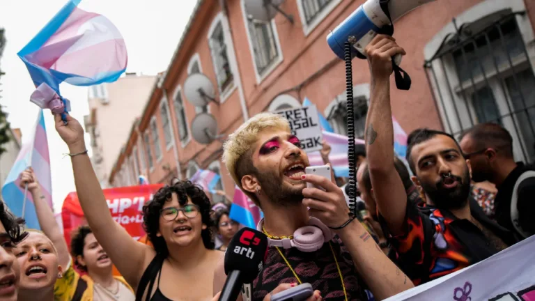8 LGBTI ekintzaile atxilotu dituzte Istanbulen, debekatutako Harrotasunaren martxa batean