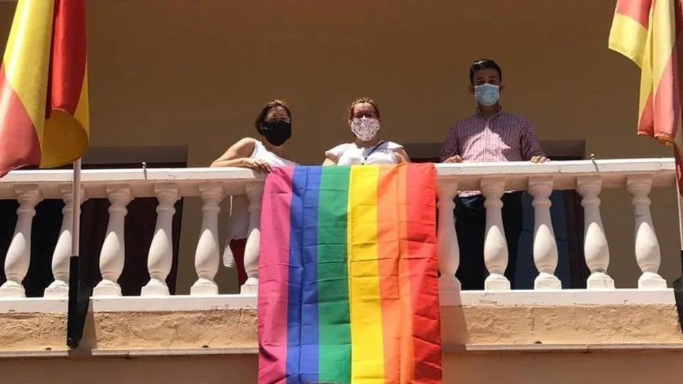 A proibição de bandeiras LGTBIQ+ em edifícios públicos em Nàquera chega à Europa