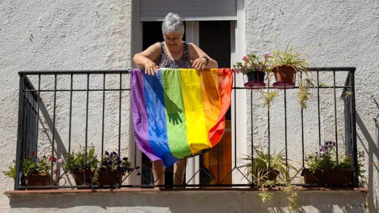 A proibição de bandeiras LGTBIQ+ em edifícios públicos em Nàquera chega à Europa
